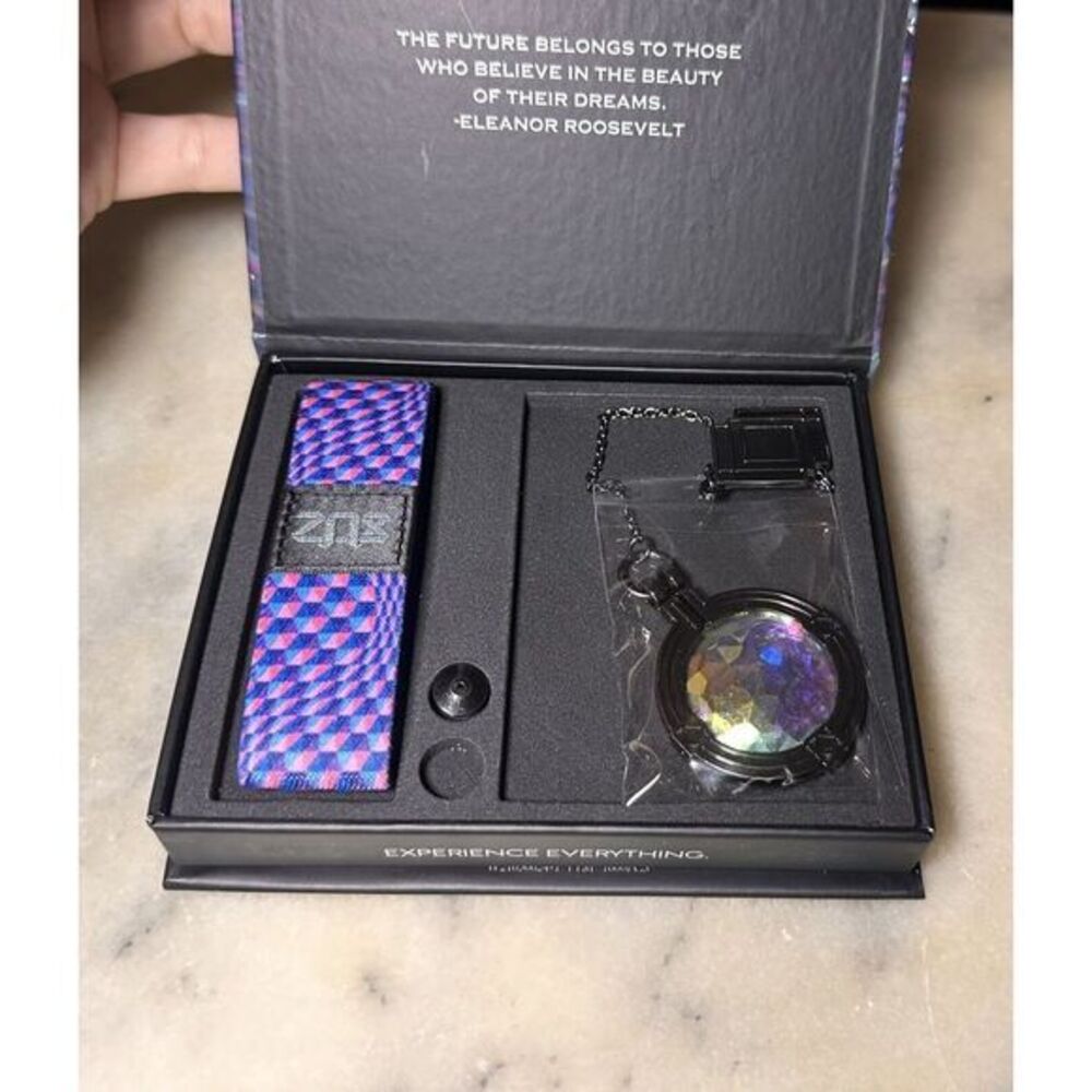 RARE NEW Zox Look Ahead Limited Edition Collectors Pearl Box Band & Pin